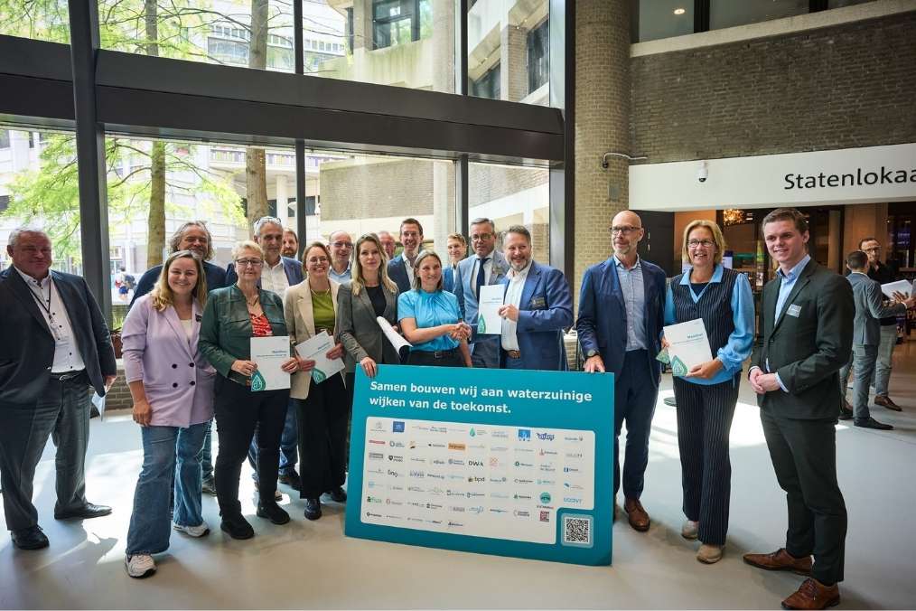 Manifest Waterzuinige Wijken overhandigt aan Tweede Kamerleden